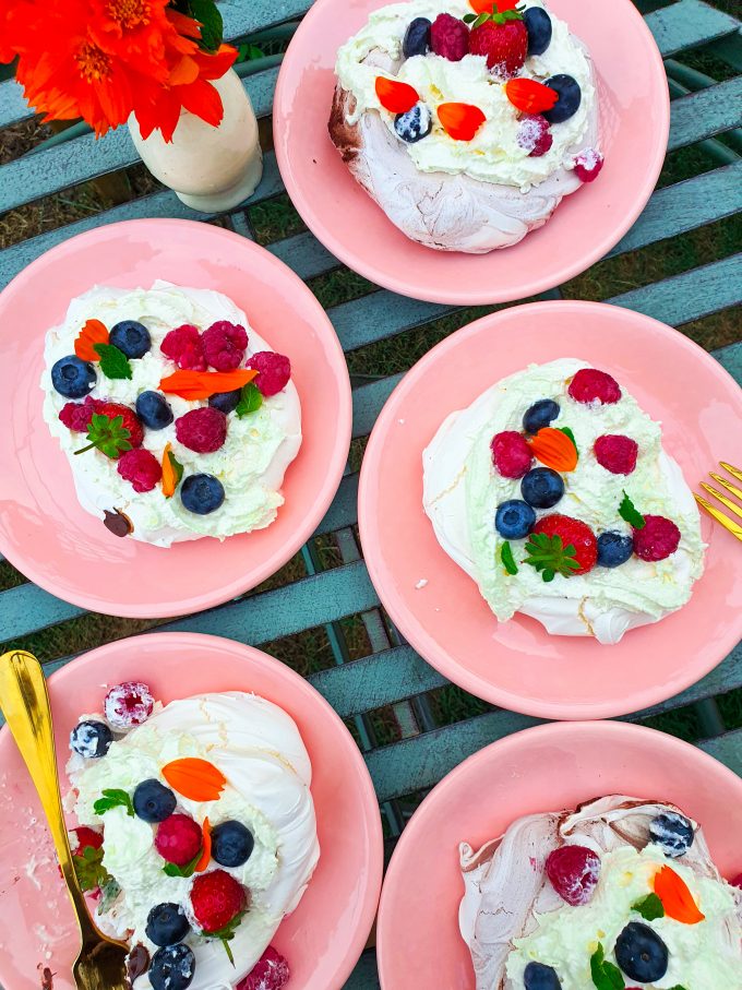 mini pavlova cu ciocolata si frisca